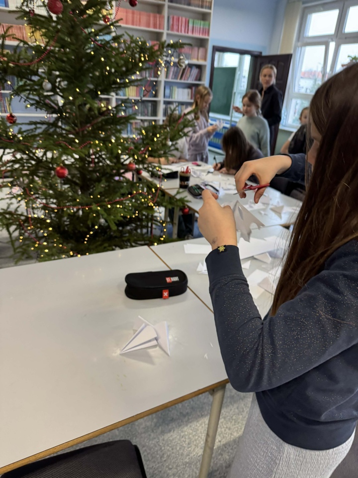 Magia świąt w Szkole Podstawowej nr 10 w Ostrołęce [12.12.2025] - zdjęcie #28 - eOstroleka.pl