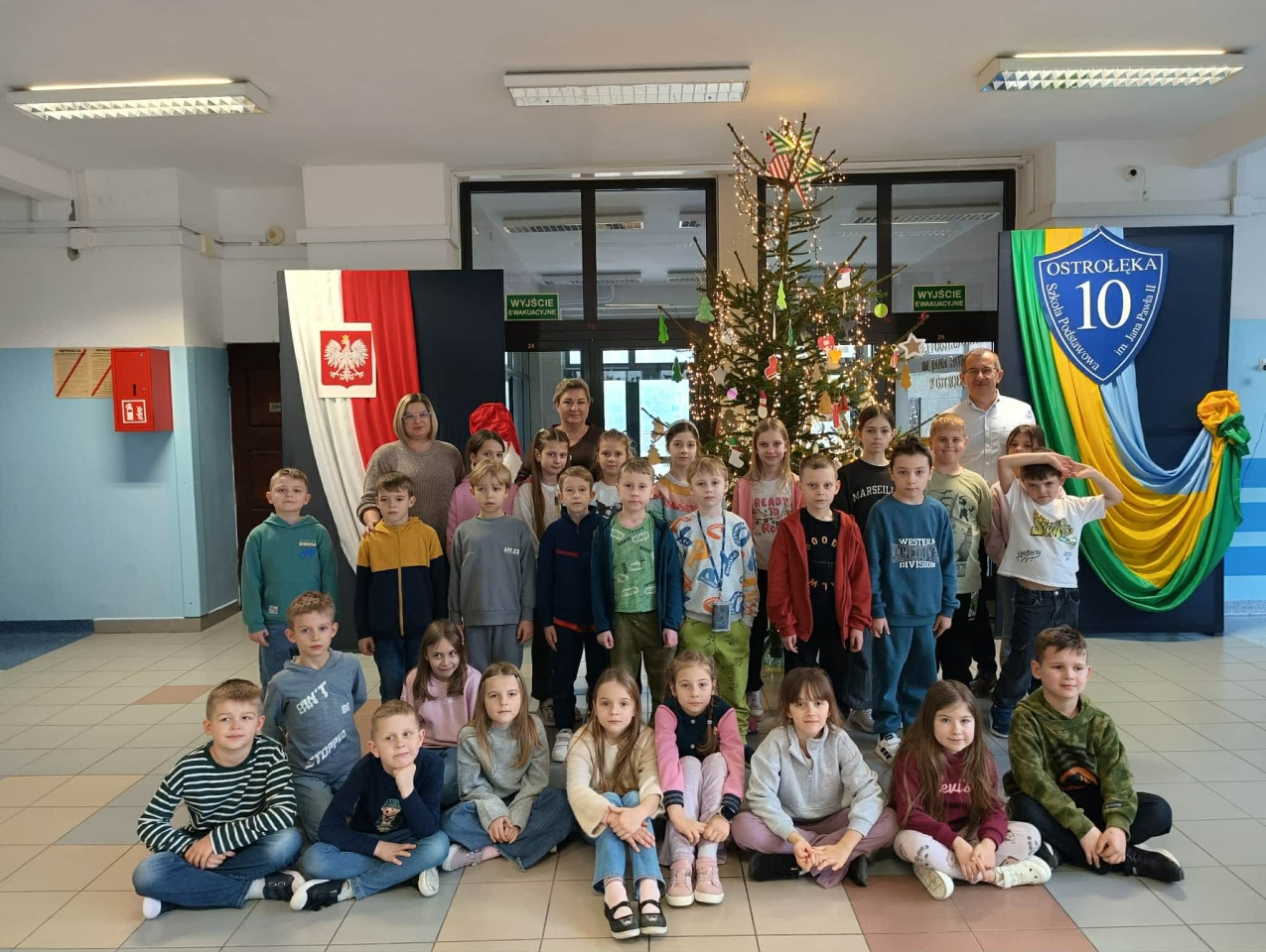 Magia świąt w Szkole Podstawowej nr 10 w Ostrołęce [12.12.2025] - zdjęcie #24 - eOstroleka.pl