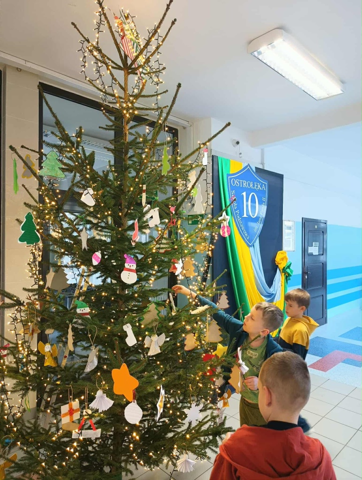 Magia świąt w Szkole Podstawowej nr 10 w Ostrołęce [12.12.2025] - zdjęcie #22 - eOstroleka.pl