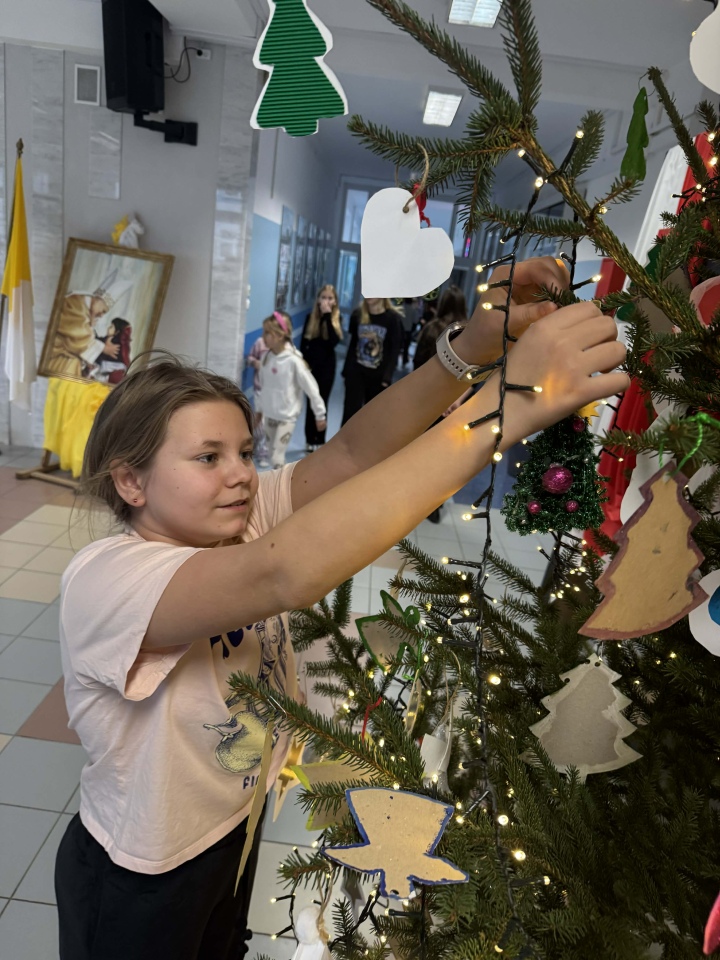 Magia świąt w Szkole Podstawowej nr 10 w Ostrołęce [12.12.2025] - zdjęcie #17 - eOstroleka.pl