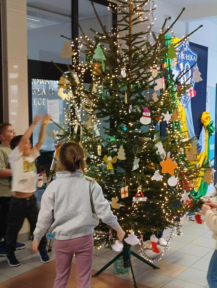 Magia świąt w Szkole Podstawowej nr 10 w Ostrołęce [12.12.2025] - zdjęcie #13 - eOstroleka.pl