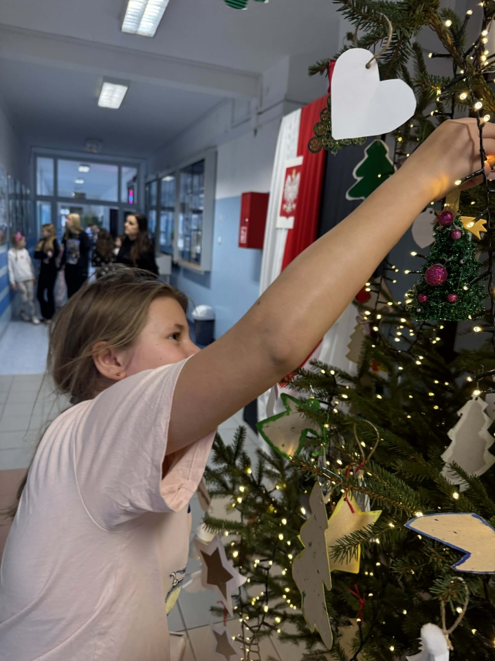Magia świąt w Szkole Podstawowej nr 10 w Ostrołęce [12.12.2025] - zdjęcie #4 - eOstroleka.pl