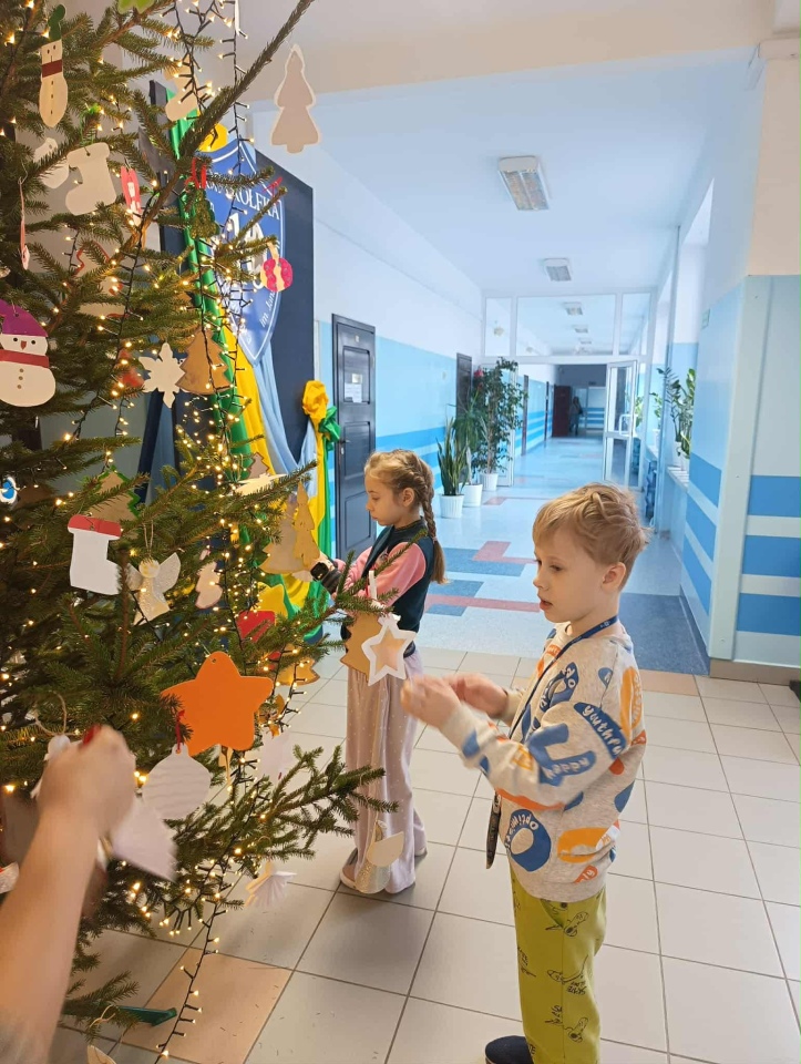 Magia świąt w Szkole Podstawowej nr 10 w Ostrołęce [12.12.2025] - zdjęcie #2 - eOstroleka.pl