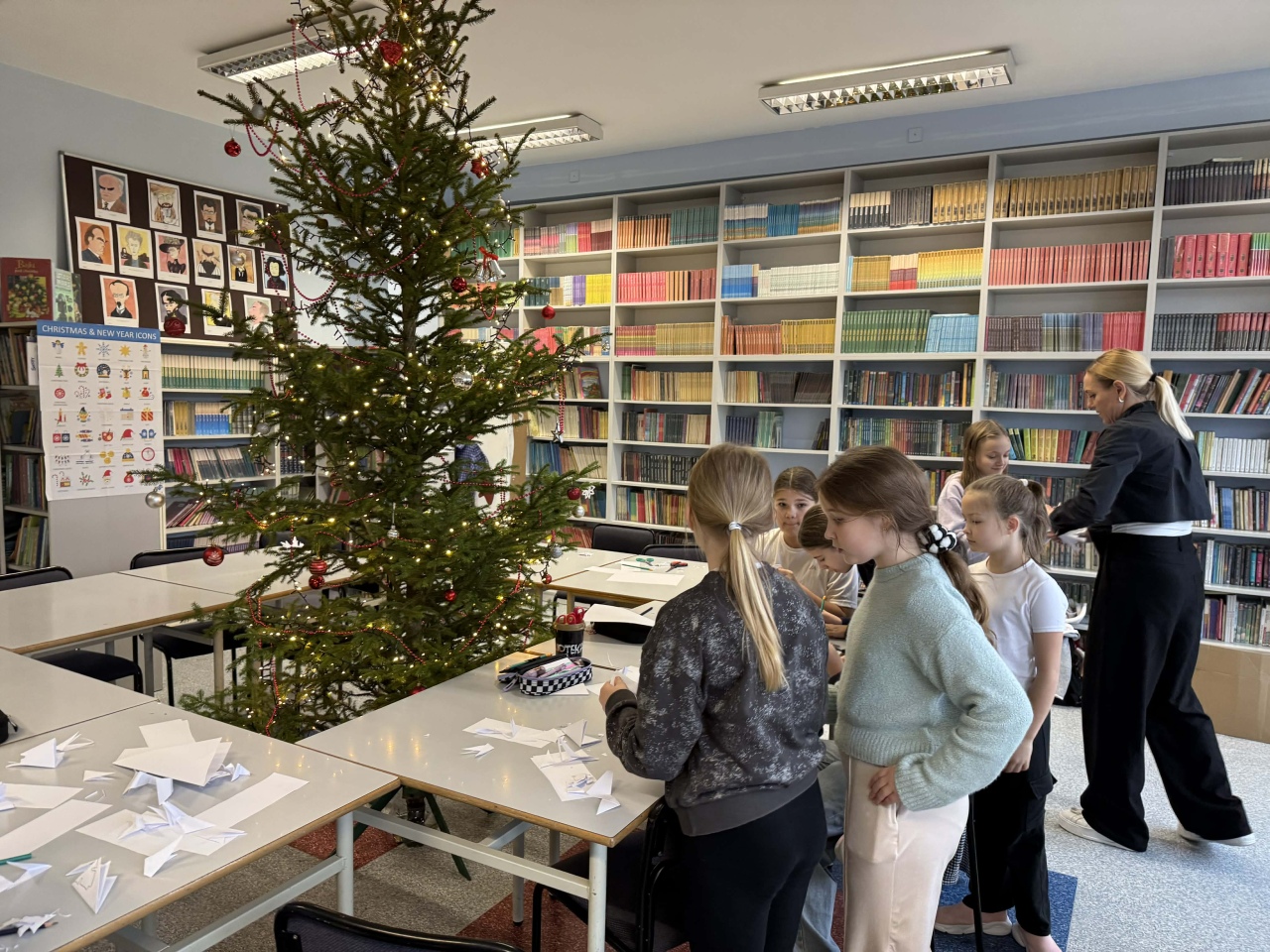 Magia świąt w Szkole Podstawowej nr 10 w Ostrołęce [12.12.2025] - zdjęcie #1 - eOstroleka.pl