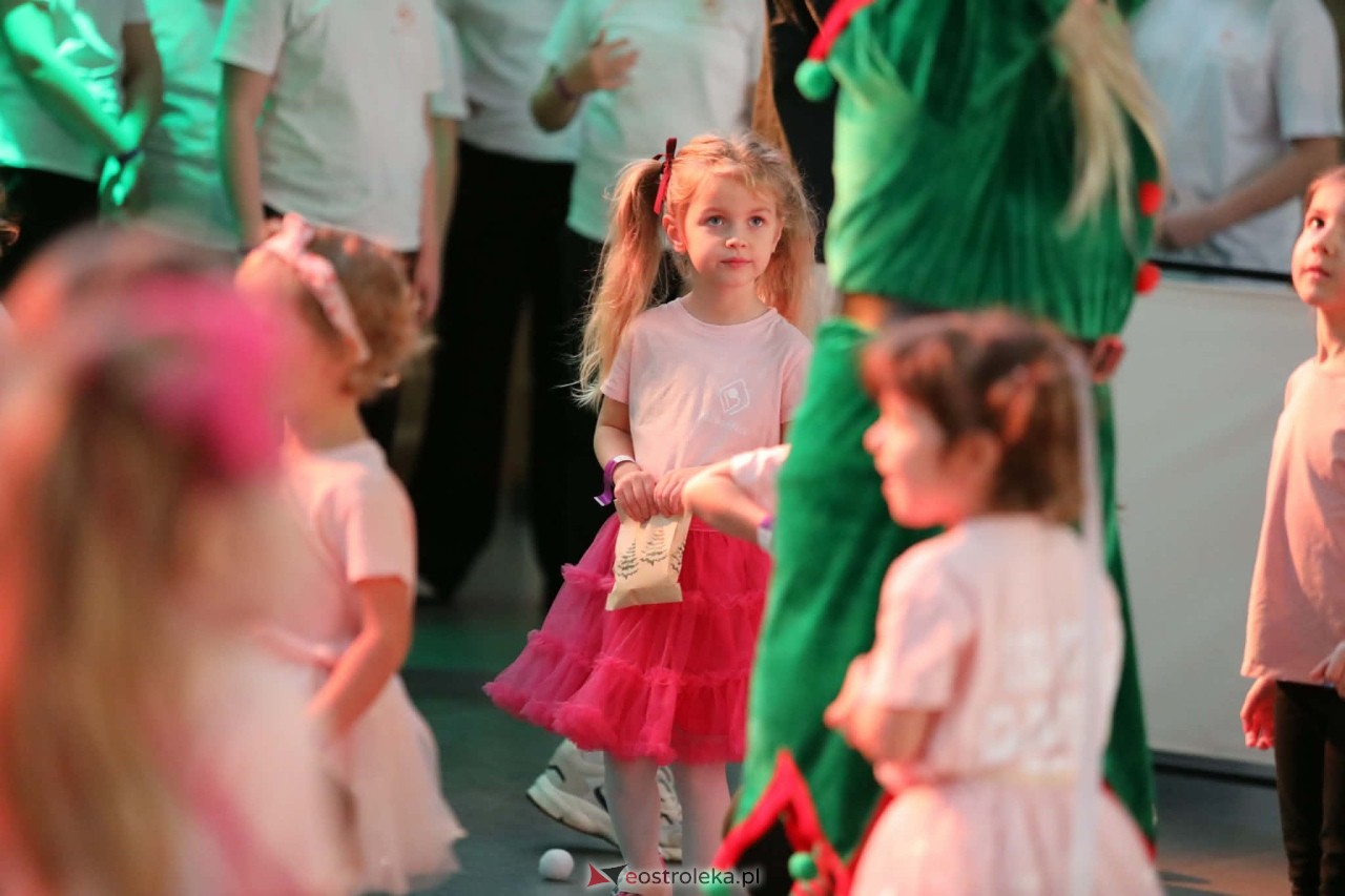Świąteczna Gala Bezwahania Dance Center [13.12.2025] - zdjęcie #284 - eOstroleka.pl