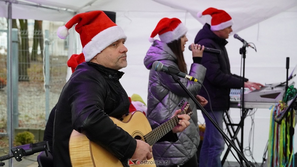 Wigilijne spotkanie na osiedlu Centrum [13.12.2025] - zdjęcie #15 - eOstroleka.pl