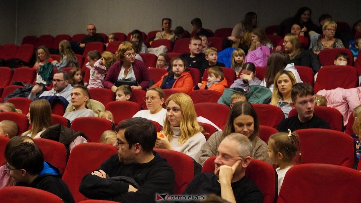 Choinkowe spotkanie trzech ostrołęckich osiedli w Kinie Jantar [14.12.2025] - zdjęcie #19 - eOstroleka.pl