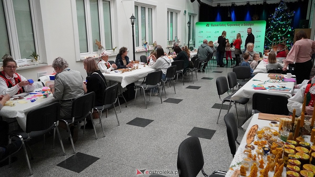 Warsztaty rodzinne Idą święta, czas stroić choinkę [14.12.2025] - zdjęcie #82 - eOstroleka.pl