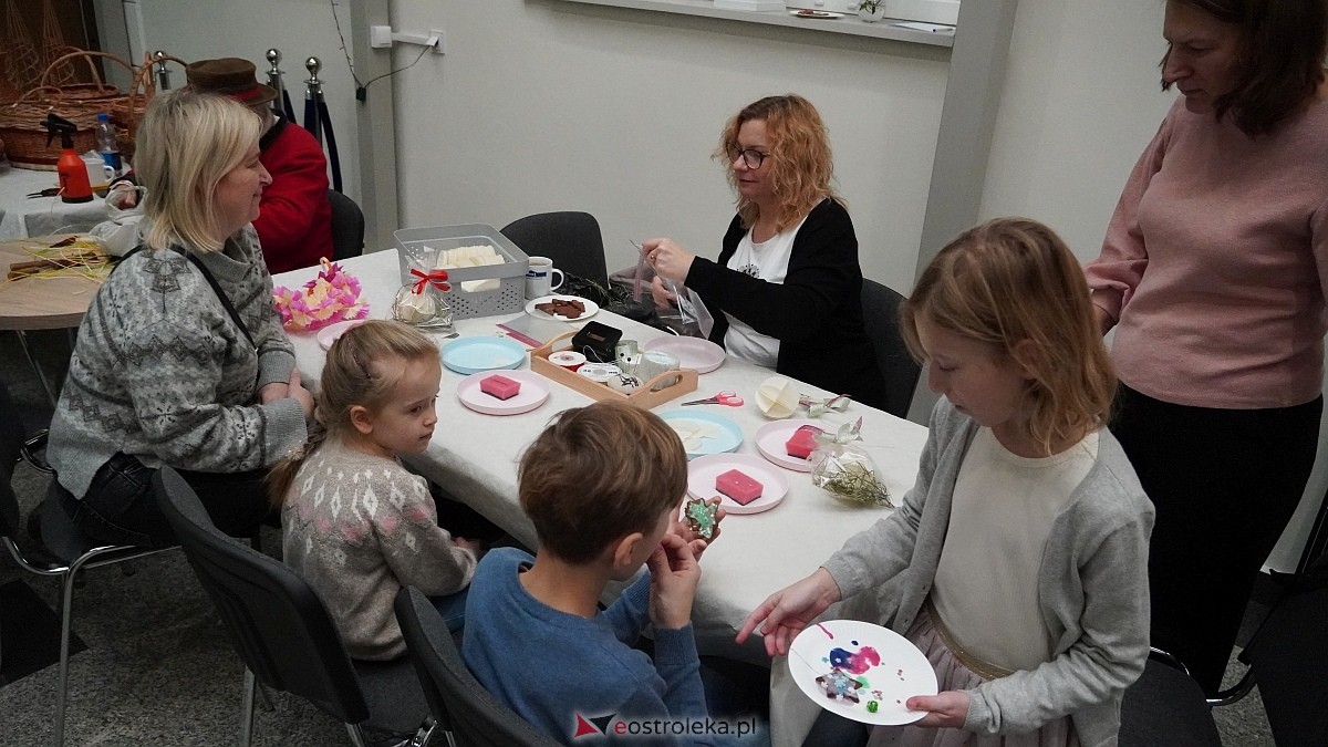Warsztaty rodzinne Idą święta, czas stroić choinkę [14.12.2025] - zdjęcie #73 - eOstroleka.pl