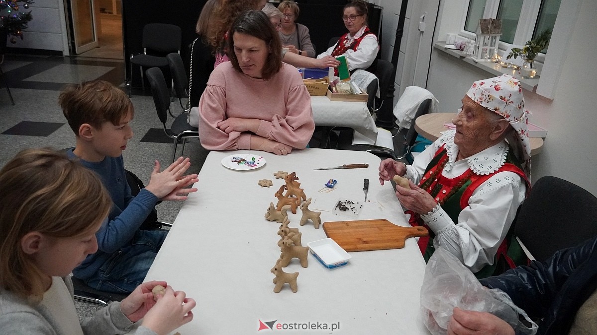 Warsztaty rodzinne Idą święta, czas stroić choinkę [14.12.2025] - zdjęcie #54 - eOstroleka.pl
