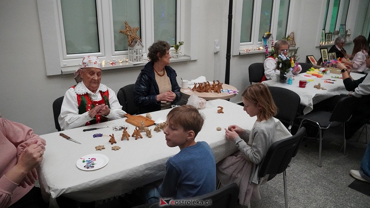 Warsztaty rodzinne Idą święta, czas stroić choinkę [14.12.2025] - zdjęcie #46 - eOstroleka.pl