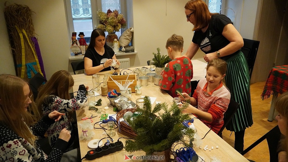 Warsztaty rodzinne Idą święta, czas stroić choinkę [14.12.2025] - zdjęcie #35 - eOstroleka.pl