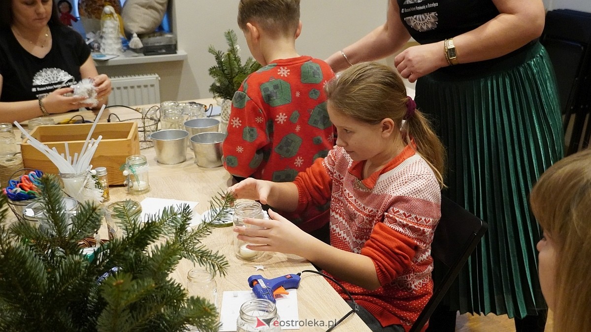 Warsztaty rodzinne Idą święta, czas stroić choinkę [14.12.2025] - zdjęcie #34 - eOstroleka.pl