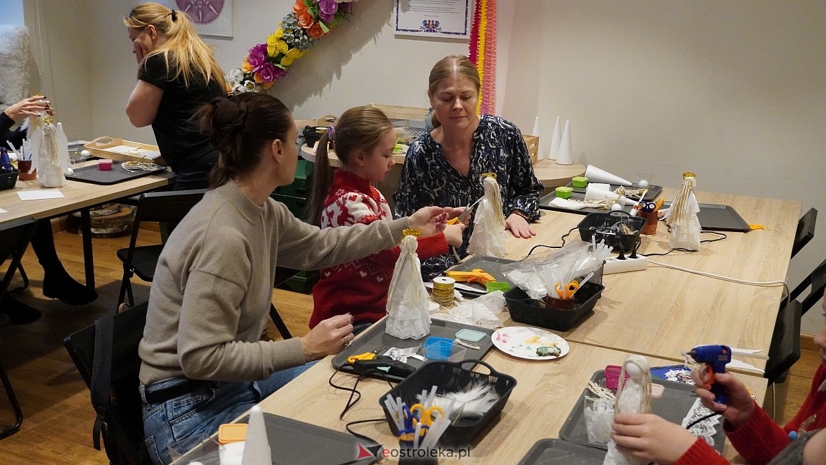Warsztaty rodzinne Idą święta, czas stroić choinkę [14.12.2025] - zdjęcie #28 - eOstroleka.pl