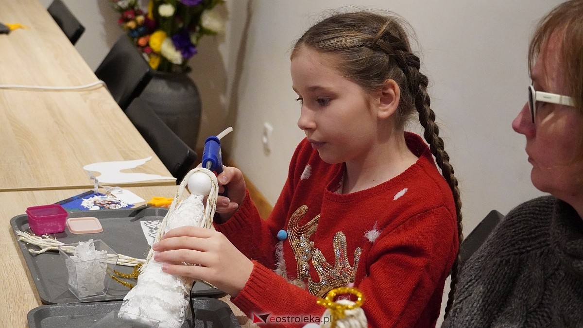 Warsztaty rodzinne Idą święta, czas stroić choinkę [14.12.2025] - zdjęcie #26 - eOstroleka.pl