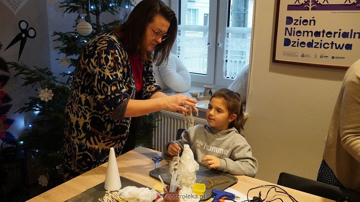 Warsztaty rodzinne Idą święta, czas stroić choinkę [14.12.2025] - zdjęcie #23 - eOstroleka.pl