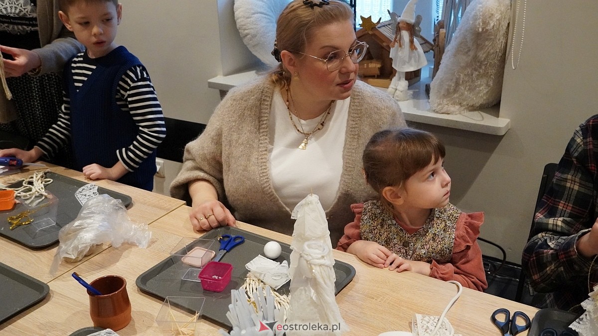 Warsztaty rodzinne Idą święta, czas stroić choinkę [14.12.2025] - zdjęcie #14 - eOstroleka.pl