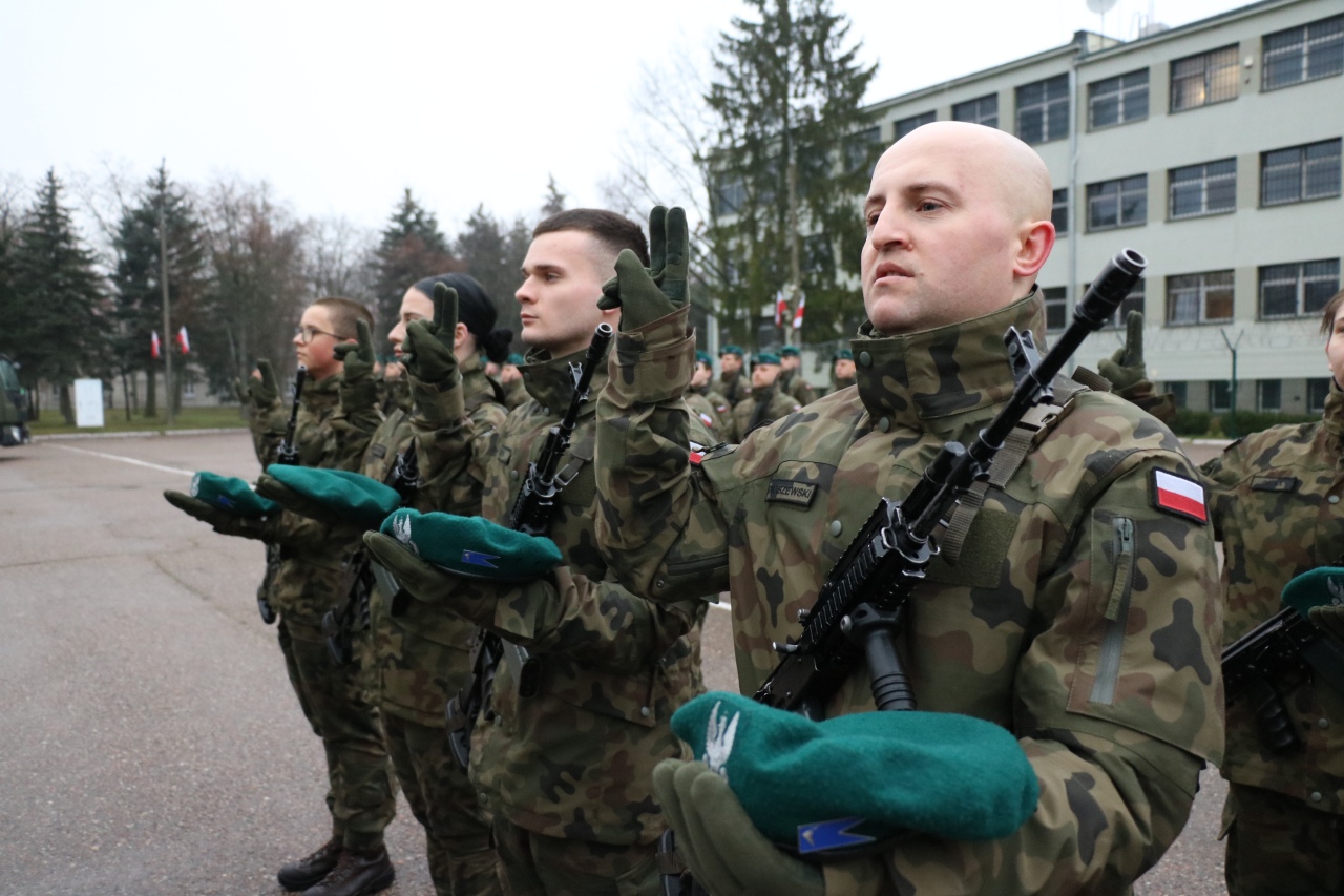 Przysięga wojskowa w Przasnyszu [13.12.2025] - zdjęcie #6 - eOstroleka.pl