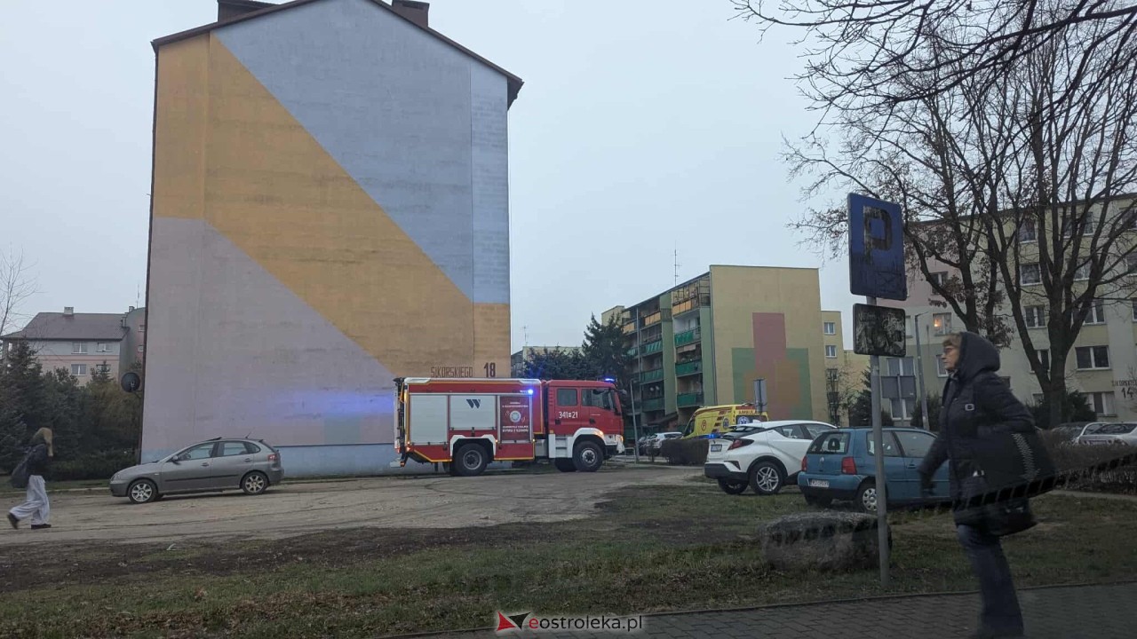 Interwencja służb ratunkowych na osiedlu Centrum [15.12.2025] - zdjęcie #6 - eOstroleka.pl
