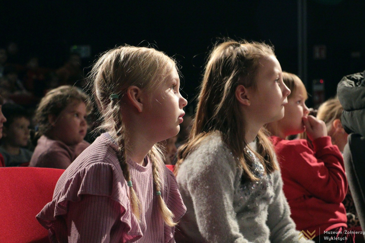 Spektakl edukacyjny Historia Misia Wojtka w MŻW [15.12.2025] - zdjęcie #13 - eOstroleka.pl