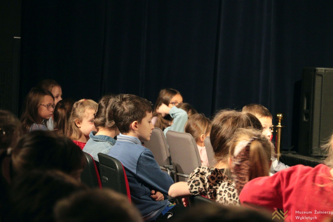 Spektakl edukacyjny Historia Misia Wojtka w MŻW [15.12.2025] - zdjęcie #3 - eOstroleka.pl