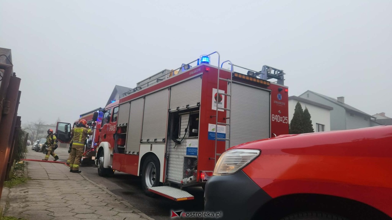 Pożar przy ulicy Kubusia Puchatka w Ostrołęce [16.12.2025] - zdjęcie #12 - eOstroleka.pl