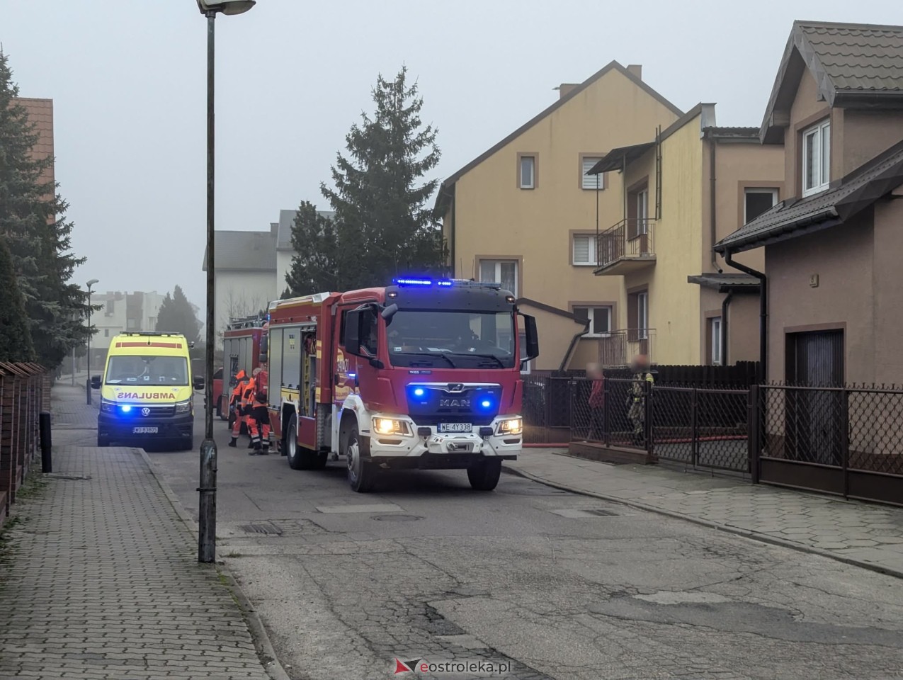 Pożar przy ulicy Kubusia Puchatka w Ostrołęce [16.12.2025] - zdjęcie #9 - eOstroleka.pl
