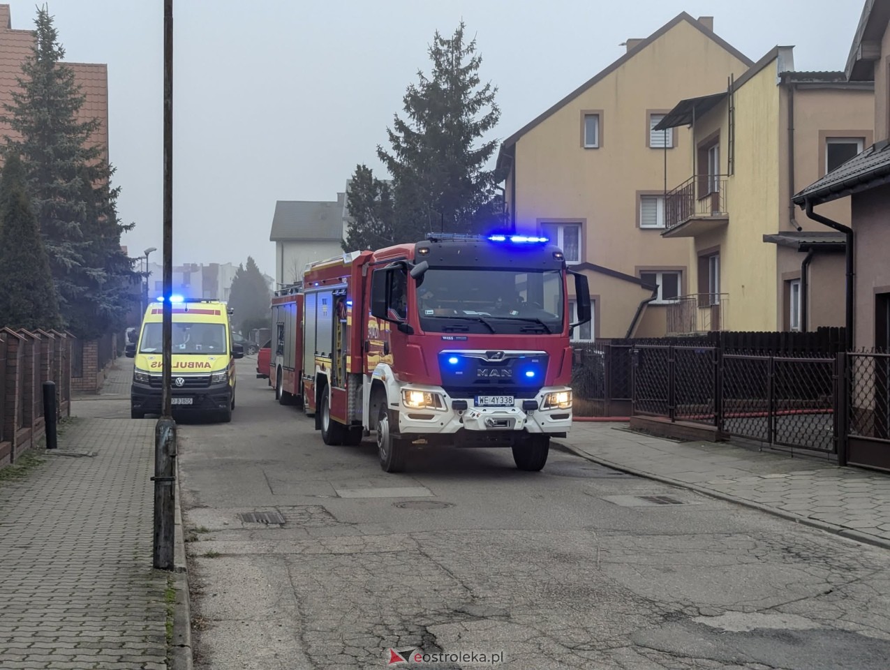 Pożar przy ulicy Kubusia Puchatka w Ostrołęce [16.12.2025] - zdjęcie #6 - eOstroleka.pl