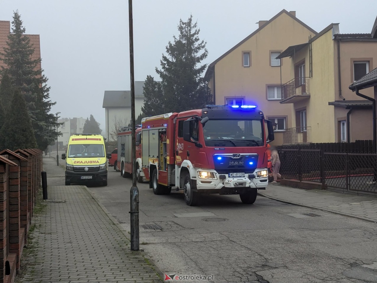 Pożar przy ulicy Kubusia Puchatka w Ostrołęce [16.12.2025] - zdjęcie #5 - eOstroleka.pl