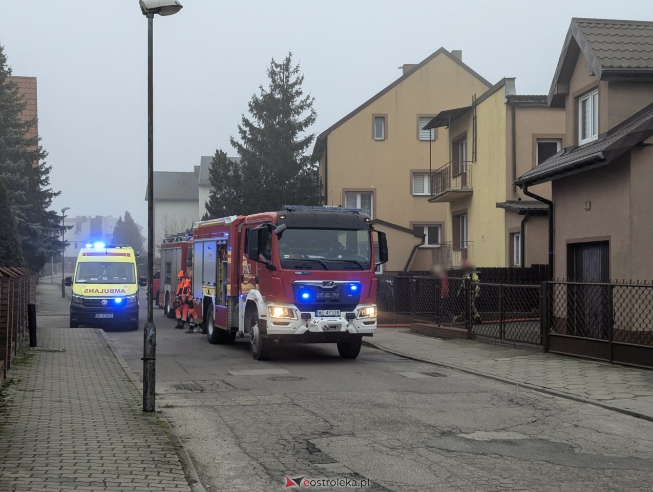 Pożar przy ulicy Kubusia Puchatka w Ostrołęce [16.12.2025] - zdjęcie #3 - eOstroleka.pl
