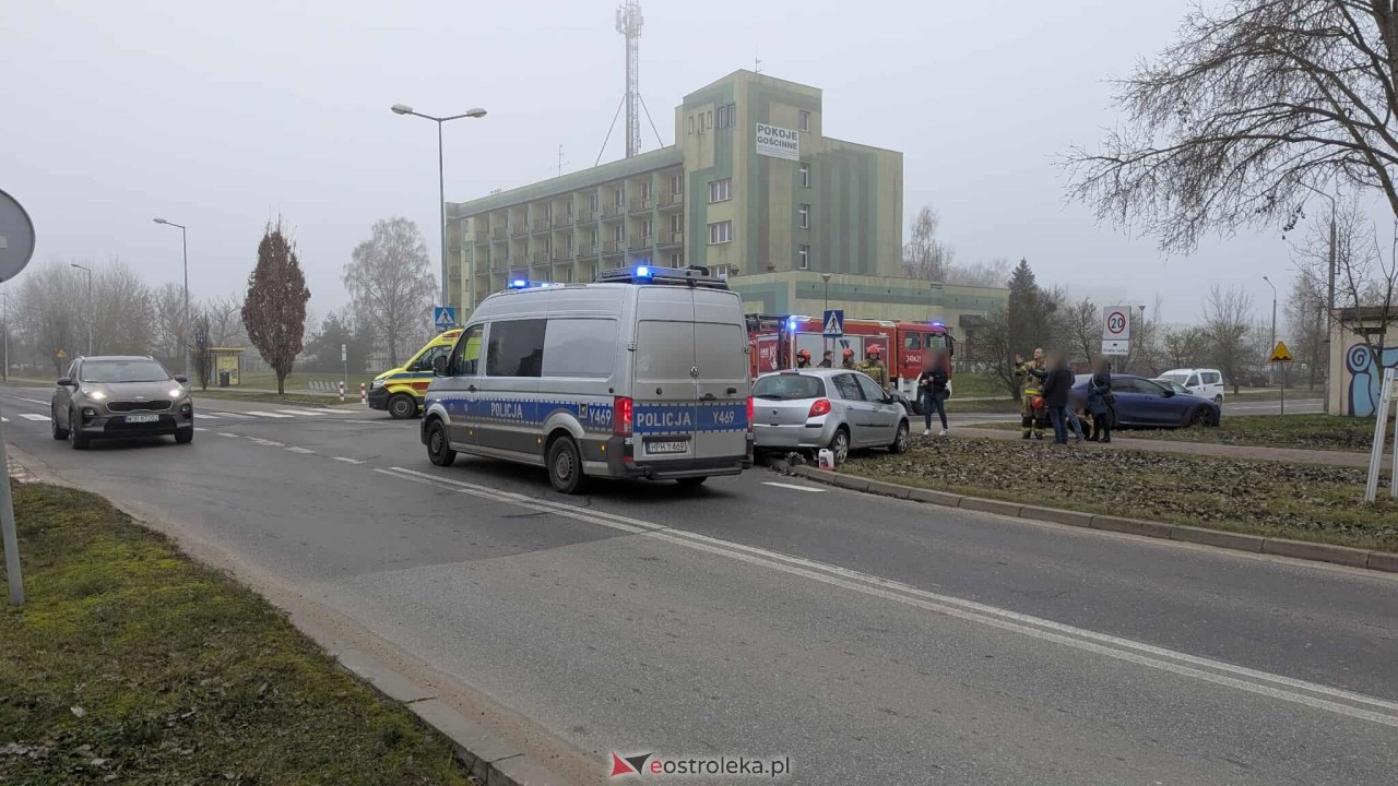Wypadek na Alei Jana Pawła II [16.12.2025] - zdjęcie #13 - eOstroleka.pl