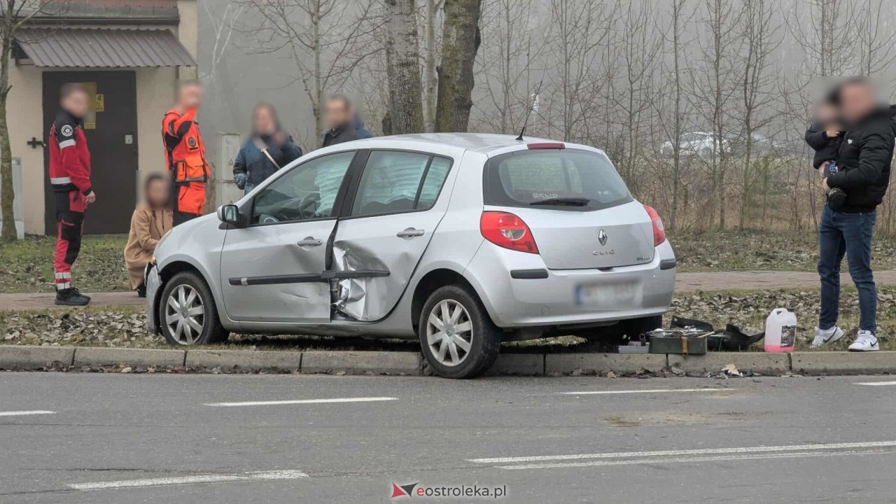 Wypadek na Alei Jana Pawła II [16.12.2025] - zdjęcie #12 - eOstroleka.pl