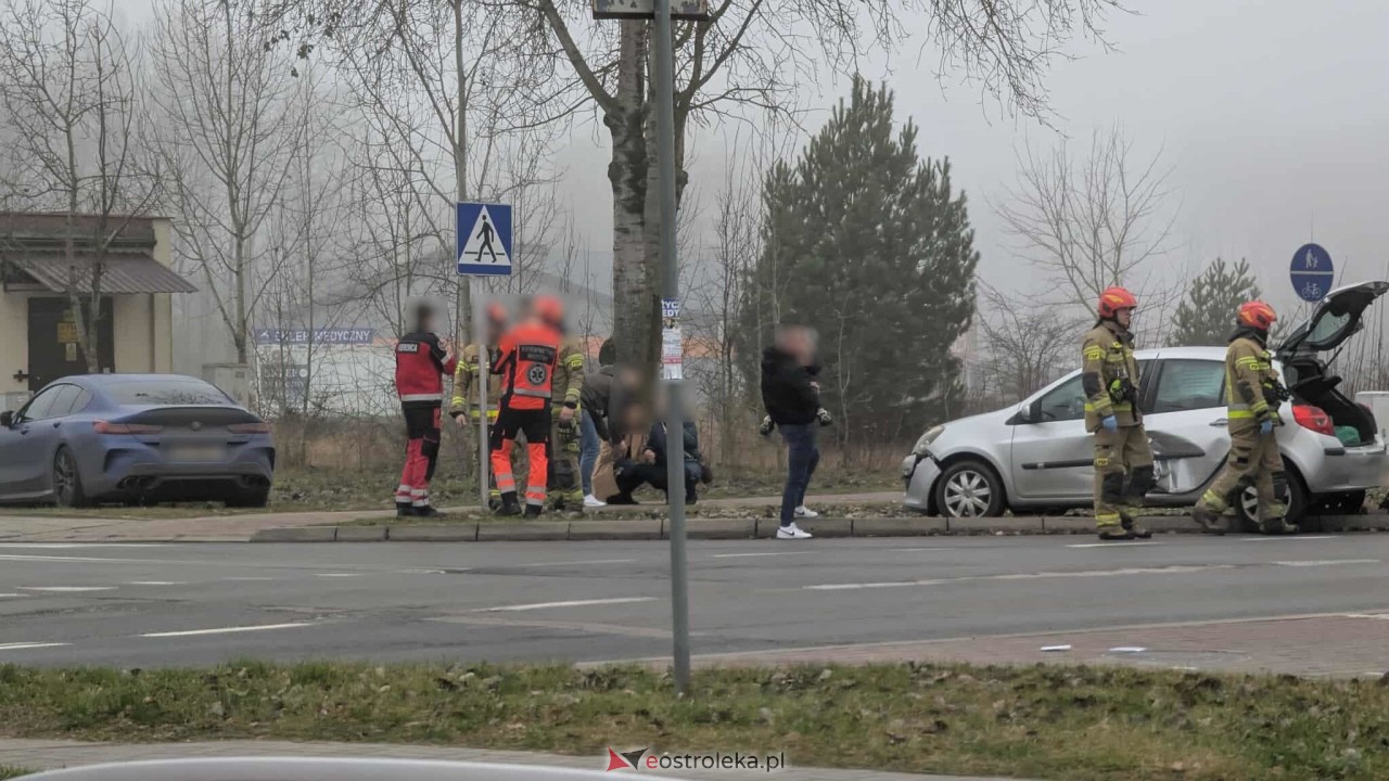 Wypadek na Alei Jana Pawła II [16.12.2025] - zdjęcie #10 - eOstroleka.pl