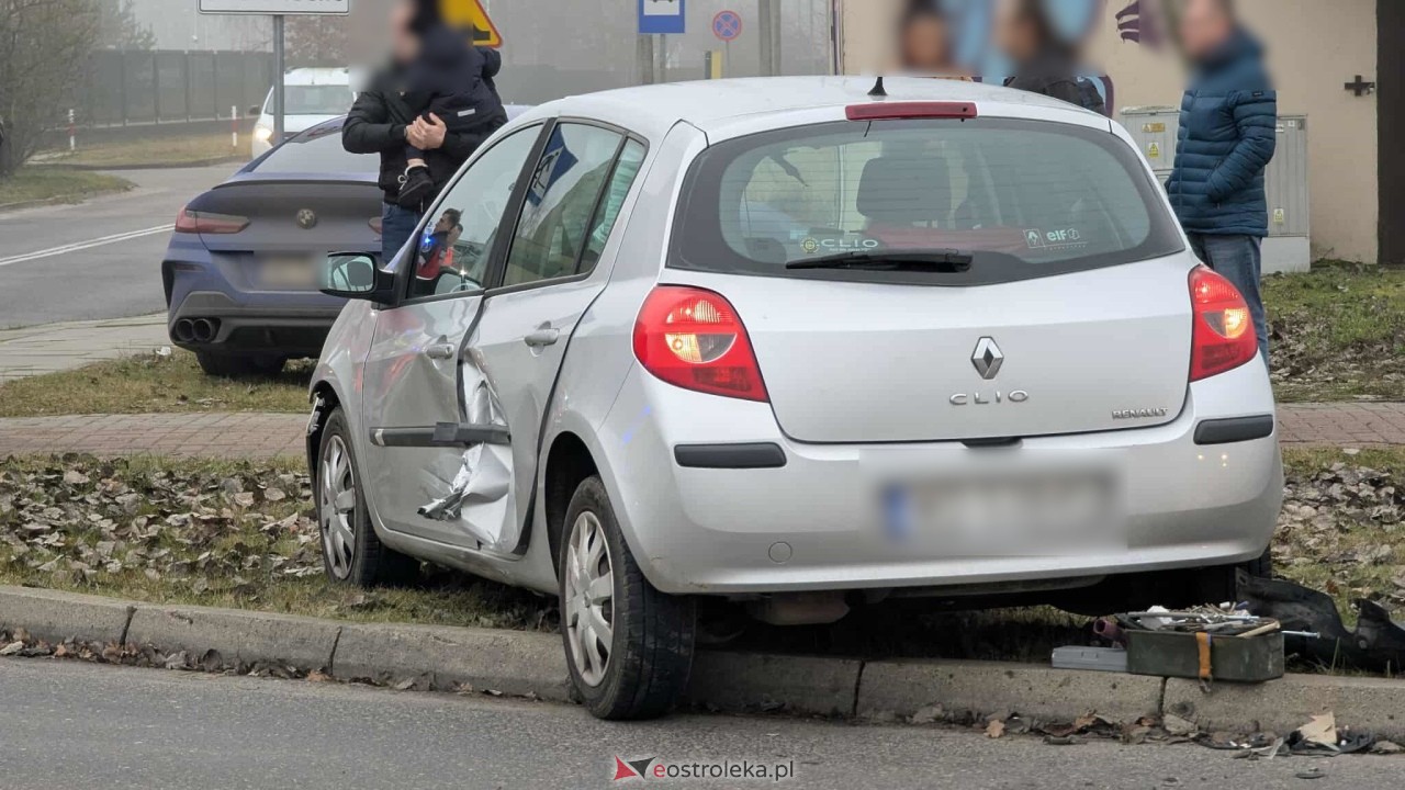 Wypadek na Alei Jana Pawła II [16.12.2025] - zdjęcie #8 - eOstroleka.pl