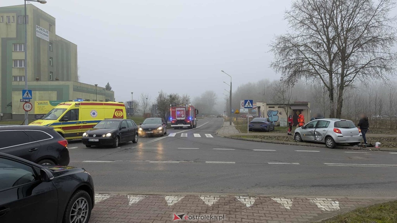 Wypadek na Alei Jana Pawła II [16.12.2025] - zdjęcie #6 - eOstroleka.pl