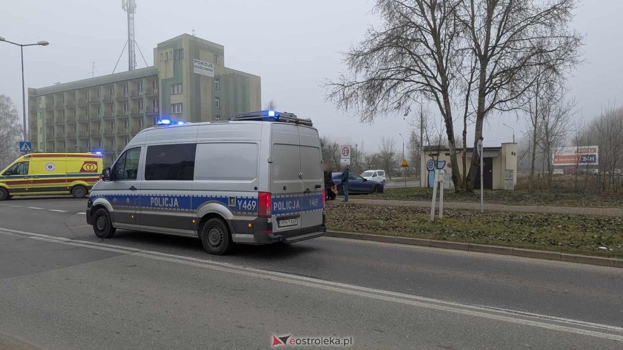 Wypadek na Alei Jana Pawła II [16.12.2025] - zdjęcie #5 - eOstroleka.pl