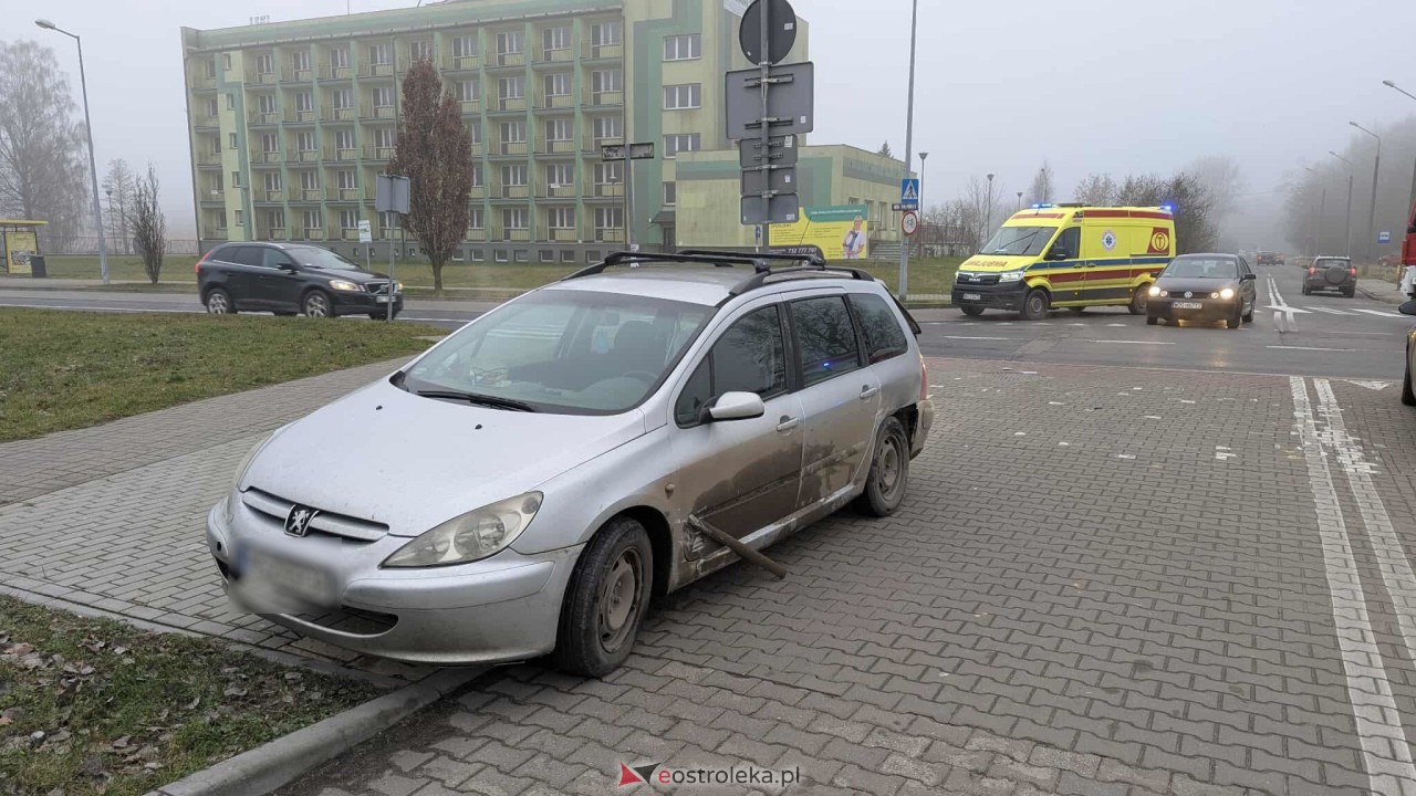 Wypadek na Alei Jana Pawła II [16.12.2025] - zdjęcie #4 - eOstroleka.pl