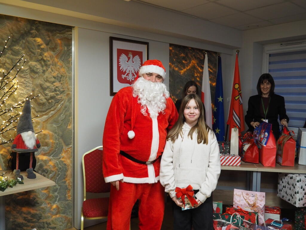 Wizyta Mikołaja w Urzędzie Gminy Olszewo-Borki fot. Gmina Olszewo-Borki [16.12.2025] - zdjęcie #24 - eOstroleka.pl