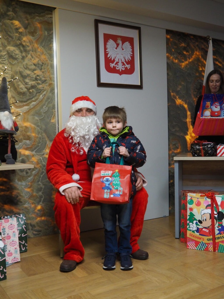 Wizyta Mikołaja w Urzędzie Gminy Olszewo-Borki fot. Gmina Olszewo-Borki [16.12.2025] - zdjęcie #17 - eOstroleka.pl