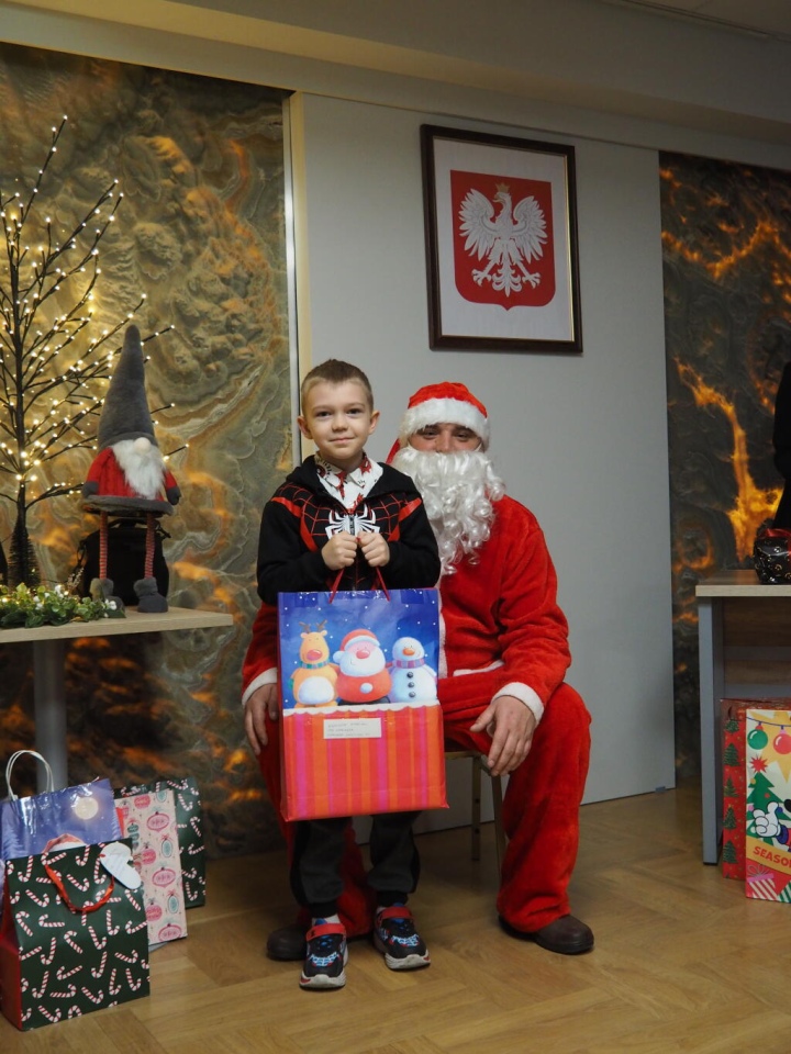 Wizyta Mikołaja w Urzędzie Gminy Olszewo-Borki fot. Gmina Olszewo-Borki [16.12.2025] - zdjęcie #16 - eOstroleka.pl