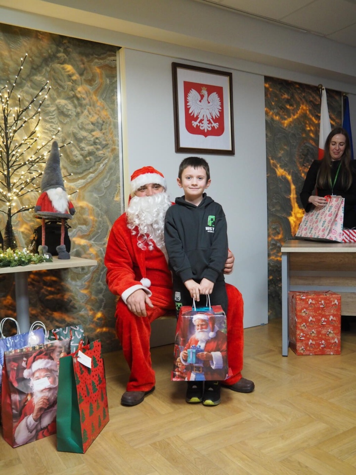 Wizyta Mikołaja w Urzędzie Gminy Olszewo-Borki fot. Gmina Olszewo-Borki [16.12.2025] - zdjęcie #13 - eOstroleka.pl