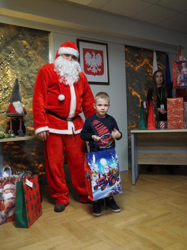 Wizyta Mikołaja w Urzędzie Gminy Olszewo-Borki fot. Gmina Olszewo-Borki [16.12.2025] - zdjęcie #10 - eOstroleka.pl