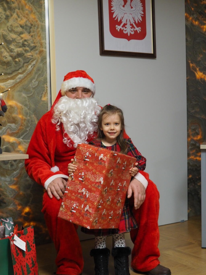 Wizyta Mikołaja w Urzędzie Gminy Olszewo-Borki fot. Gmina Olszewo-Borki [16.12.2025] - zdjęcie #9 - eOstroleka.pl