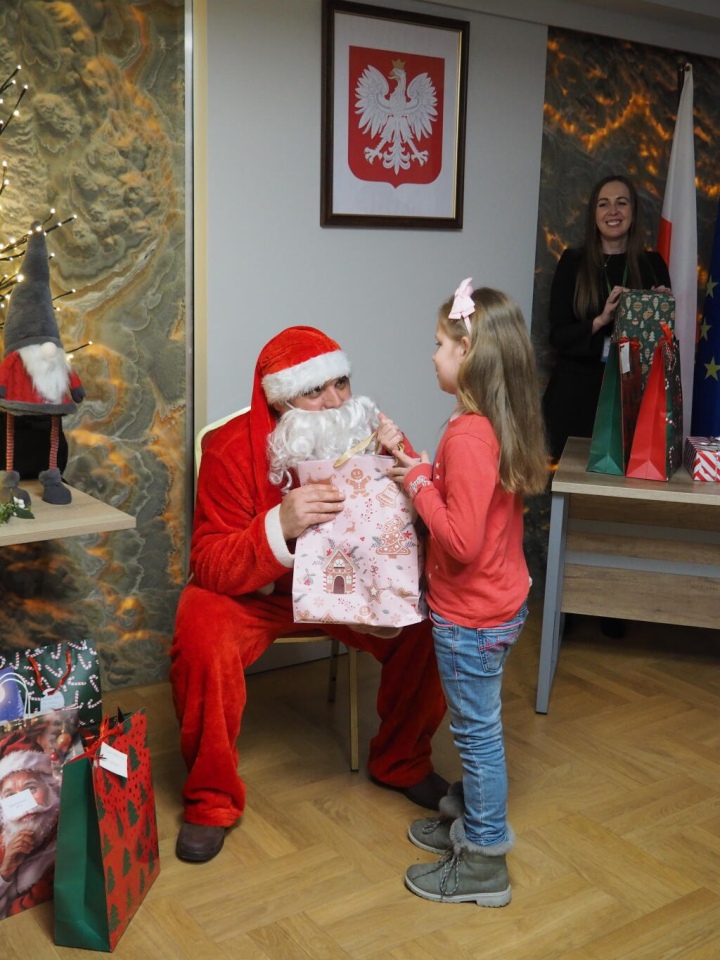 Wizyta Mikołaja w Urzędzie Gminy Olszewo-Borki fot. Gmina Olszewo-Borki [16.12.2025] - zdjęcie #8 - eOstroleka.pl