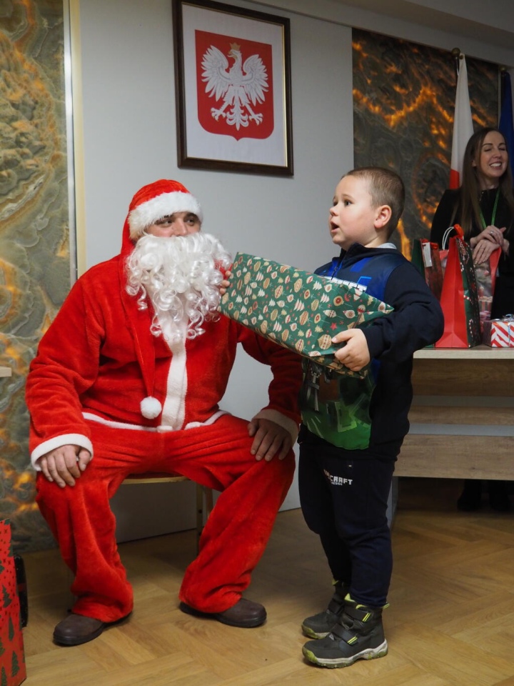 Wizyta Mikołaja w Urzędzie Gminy Olszewo-Borki fot. Gmina Olszewo-Borki [16.12.2025] - zdjęcie #6 - eOstroleka.pl