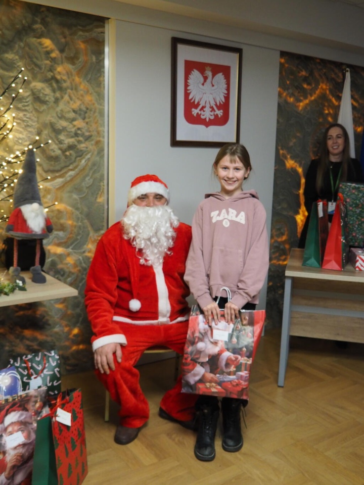 Wizyta Mikołaja w Urzędzie Gminy Olszewo-Borki fot. Gmina Olszewo-Borki [16.12.2025] - zdjęcie #5 - eOstroleka.pl