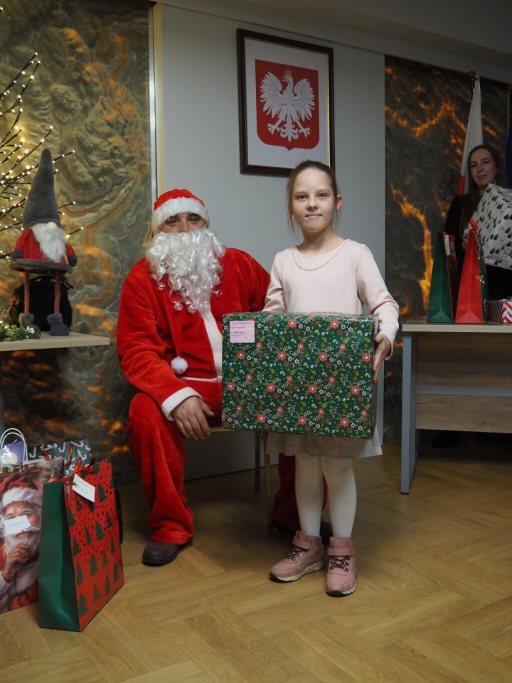 Wizyta Mikołaja w Urzędzie Gminy Olszewo-Borki fot. Gmina Olszewo-Borki [16.12.2025] - zdjęcie #4 - eOstroleka.pl