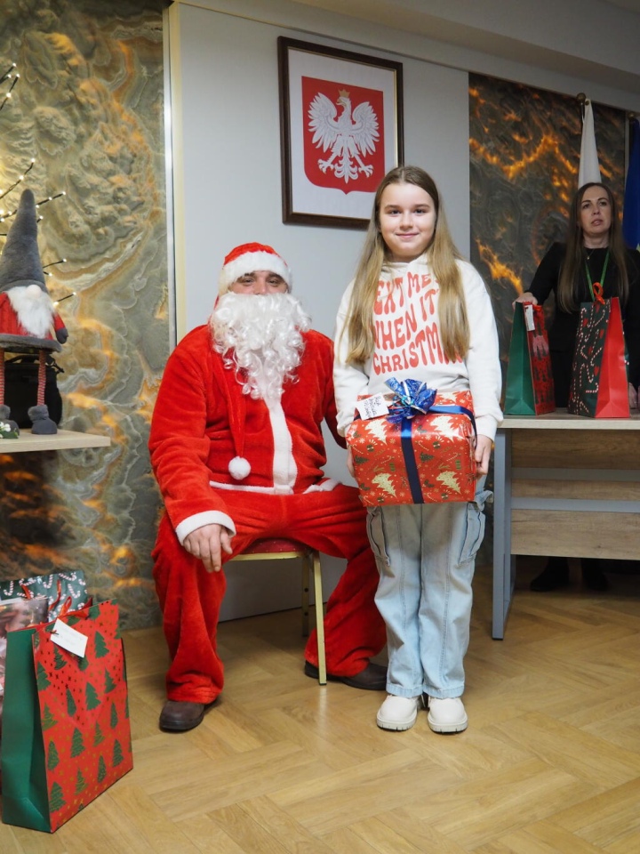 Wizyta Mikołaja w Urzędzie Gminy Olszewo-Borki fot. Gmina Olszewo-Borki [16.12.2025] - zdjęcie #2 - eOstroleka.pl