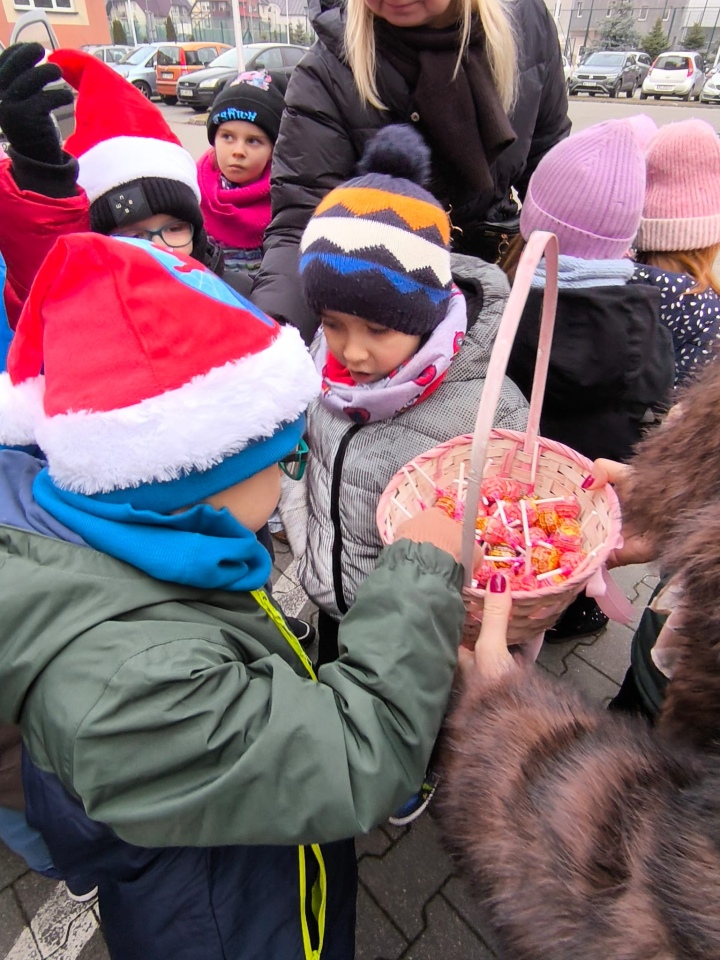 Niech słodka gwiazdka zaświeci PM nr 8 z akcją charytatywną dla potrzebujących [17.12.2025] - zdjęcie #15 - eOstroleka.pl