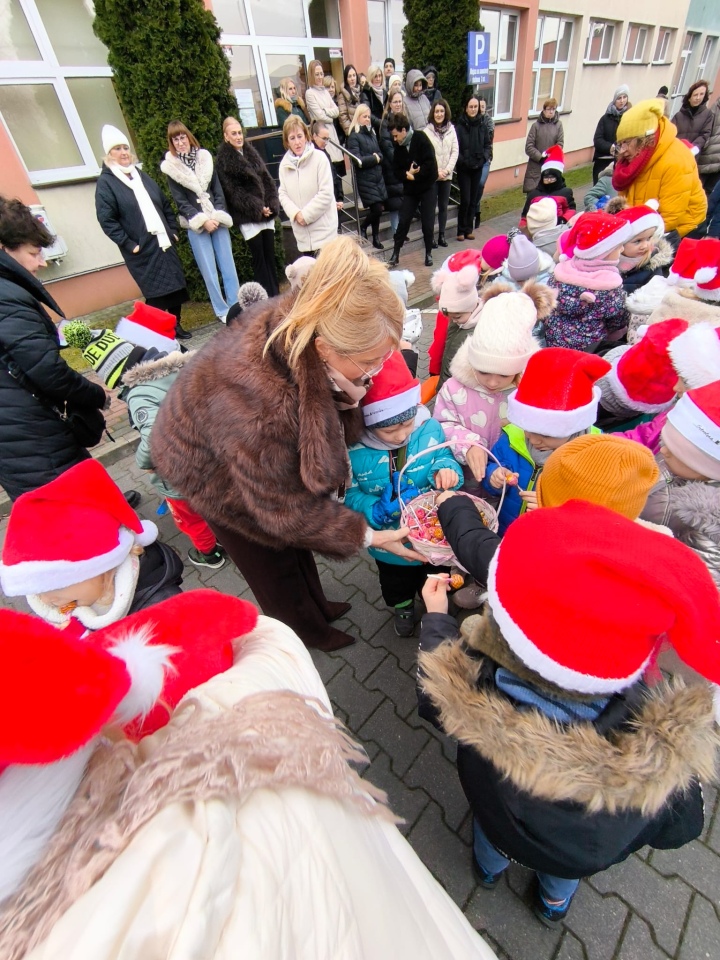 Niech słodka gwiazdka zaświeci PM nr 8 z akcją charytatywną dla potrzebujących [17.12.2025] - zdjęcie #4 - eOstroleka.pl